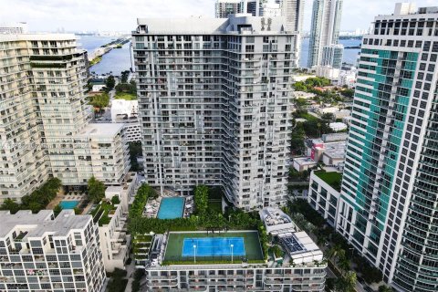 Condo in Miami, Florida, 1 bedroom  № 1395024 - photo 1