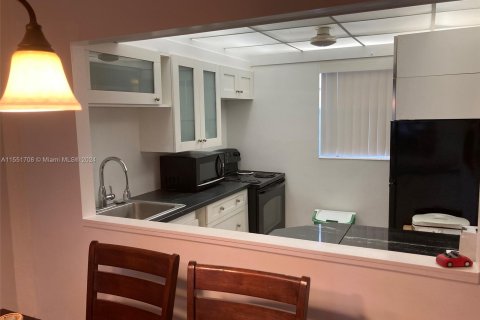 Condo in Lauderdale Lakes, Florida, 1 bedroom  № 1070160 - photo 9