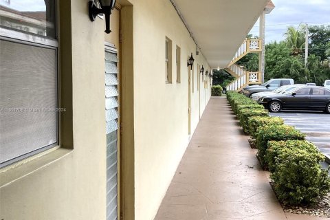 Condominio en venta en Lauderdale Lakes, Florida, 1 dormitorio, 63.55 m2 № 1070160 - foto 3