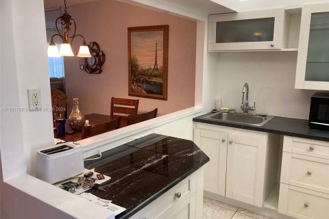 Condo in Lauderdale Lakes, Florida, 1 bedroom  № 1070160 - photo 10