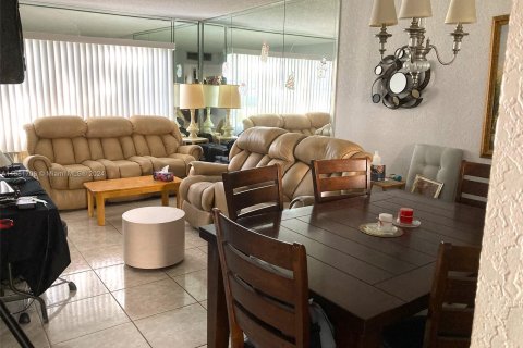 Condo in Lauderdale Lakes, Florida, 1 bedroom  № 1070160 - photo 6