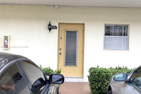 Condo in Lauderdale Lakes, Florida, 1 bedroom  № 1070160 - photo 1