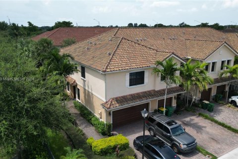 Touwnhouse à vendre à Tamarac, Floride: 3 chambres, 154.96 m2 № 1328247 - photo 1