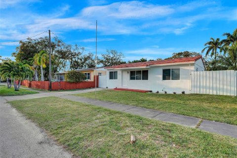 Villa ou maison à vendre à Hollywood, Floride: 3 chambres, 106.19 m2 № 1029042 - photo 2