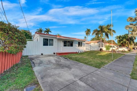 Casa en venta en Hollywood, Florida, 3 dormitorios, 106.19 m2 № 1029042 - foto 1