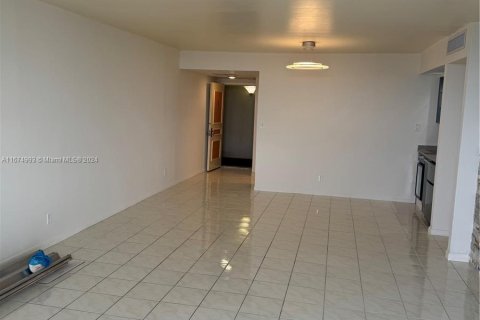 Condo in Hallandale Beach, Florida, 2 bedrooms  № 1399415 - photo 2