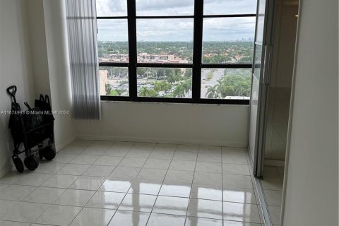 Condo in Hallandale Beach, Florida, 2 bedrooms  № 1399415 - photo 13