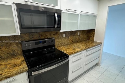 Condo in Hallandale Beach, Florida, 2 bedrooms  № 1399415 - photo 16