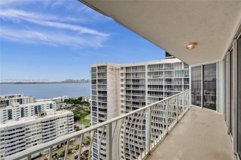 Condo in North Bay Village, Florida, 2 bedrooms  № 1399416 - photo 9