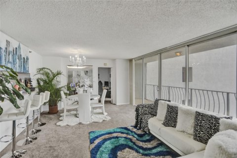 Condo in North Bay Village, Florida, 2 bedrooms  № 1399416 - photo 5