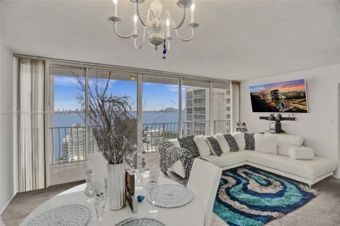 Condo in North Bay Village, Florida, 2 bedrooms  № 1399416 - photo 6