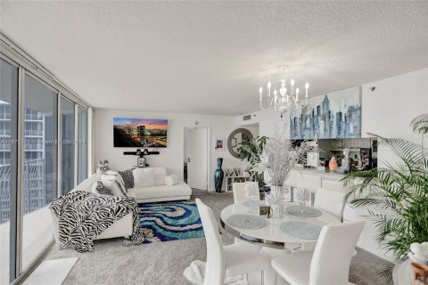 Condo in North Bay Village, Florida, 2 bedrooms  № 1399416 - photo 3