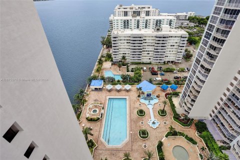 Condo in North Bay Village, Florida, 2 bedrooms  № 1399416 - photo 16