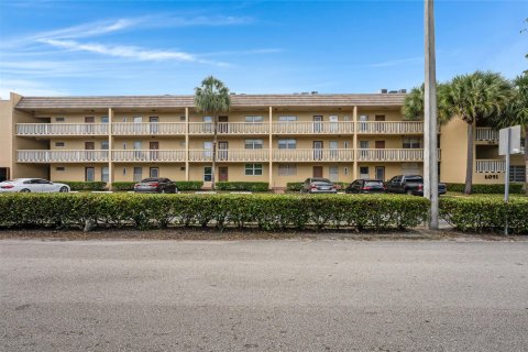 Condominio en venta en Tamarac, Florida, 1 dormitorio, 61.32 m2 № 1076847 - foto 5