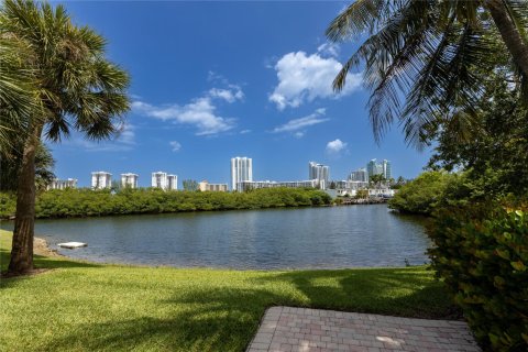 Casa en venta en Hollywood, Florida, 3 dormitorios, 281.68 m2 № 1047910 - foto 3