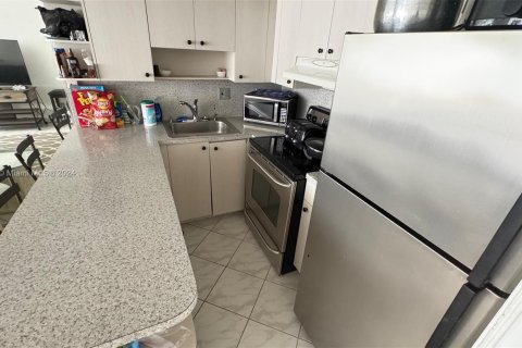 Condo in Hallandale Beach, Florida, 1 bedroom  № 1384095 - photo 19