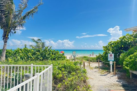 Condo in Hallandale Beach, Florida, 1 bedroom  № 1384095 - photo 25