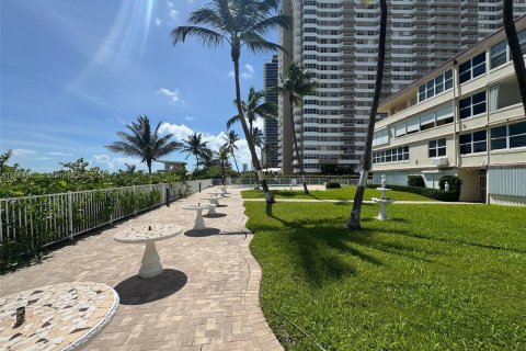 Condo in Hallandale Beach, Florida, 1 bedroom  № 1384095 - photo 2