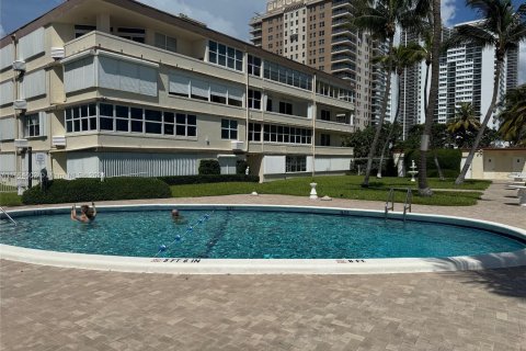 Condo in Hallandale Beach, Florida, 1 bedroom  № 1384095 - photo 23