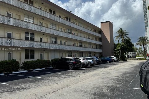 Condo in Hallandale Beach, Florida, 1 bedroom  № 1384095 - photo 3