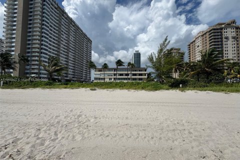 Condominio en venta en Hallandale Beach, Florida, 1 dormitorio, 81.57 m2 № 1384095 - foto 28