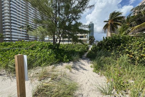 Copropriété à vendre à Hallandale Beach, Floride: 1 chambre, 81.57 m2 № 1384095 - photo 26