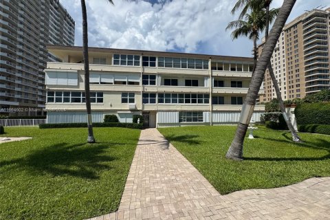 Condo in Hallandale Beach, Florida, 1 bedroom  № 1384095 - photo 22