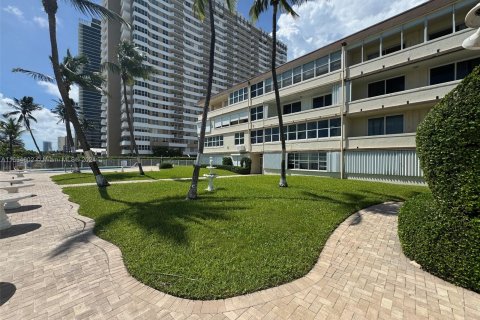 Condominio en venta en Hallandale Beach, Florida, 1 dormitorio, 81.57 m2 № 1384095 - foto 21