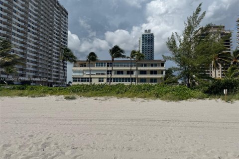 Condo in Hallandale Beach, Florida, 1 bedroom  № 1384095 - photo 27