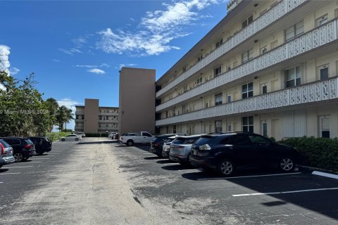 Condominio en venta en Hallandale Beach, Florida, 1 dormitorio, 81.57 m2 № 1384095 - foto 4