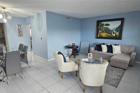 Condo in North Miami Beach, Florida, 1 bedroom  № 1384094 - photo 3