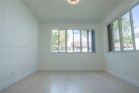 House in Weston, Florida 4 bedrooms, 225.2 sq.m. № 1067448 - photo 11