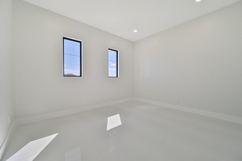 Casa en venta en Cape Coral, Florida, 4 dormitorios, 203.83 m2 № 1018135 - foto 17