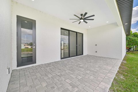 House in Cape Coral, Florida 4 bedrooms, 203.83 sq.m. № 1018135 - photo 29