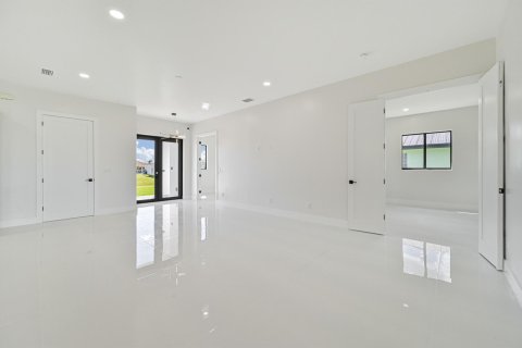 Casa en venta en Cape Coral, Florida, 4 dormitorios, 203.83 m2 № 1018135 - foto 25