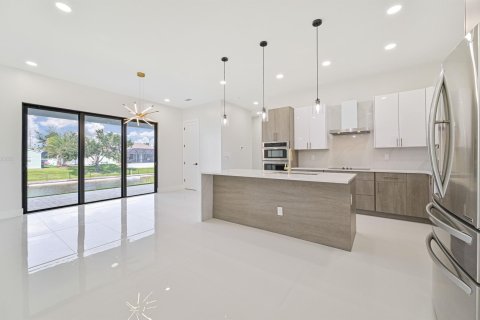 Villa ou maison à vendre à Cape Coral, Floride: 4 chambres, 203.83 m2 № 1018135 - photo 24
