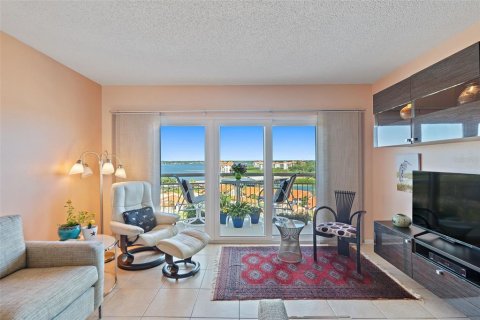 Condo in Saint Petersburg, Florida, 1 bedroom  № 1357956 - photo 14