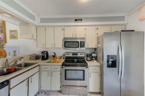 Condo in New Port Richey, Florida, 2 bedrooms  № 1436792 - photo 8