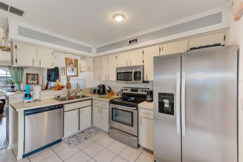 Condo in New Port Richey, Florida, 2 bedrooms  № 1436792 - photo 6