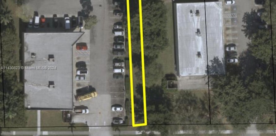 Commercial property in Hialeah Gardens, Florida № 1037393
