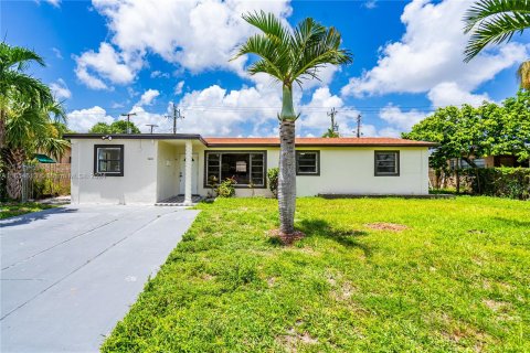 House in Fort Lauderdale, Florida 4 bedrooms, 134.06 sq.m. № 1352158 - photo 1