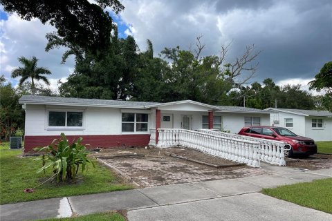 Immobilier commercial à vendre à Punta Gorda, Floride: 12 chambres, 438.5 m2 № 1342902 - photo 1