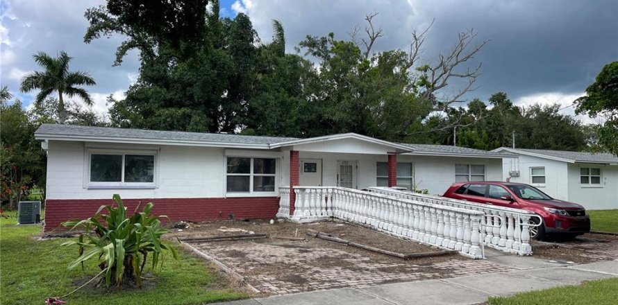 Commercial property in Punta Gorda, Florida 12 bedrooms, 438.5 sq.m. № 1342902