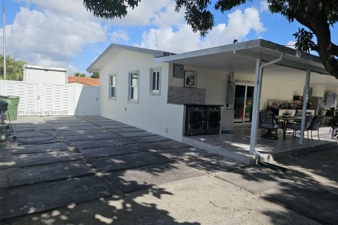 House in Hialeah, Florida 3 bedrooms, 113.34 sq.m. № 1409368 - photo 17