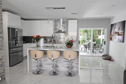 Casa en venta en Hialeah, Florida, 3 dormitorios, 113.34 m2 № 1409368 - foto 4