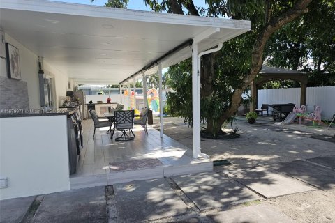 Casa en venta en Hialeah, Florida, 3 dormitorios, 113.34 m2 № 1409368 - foto 16