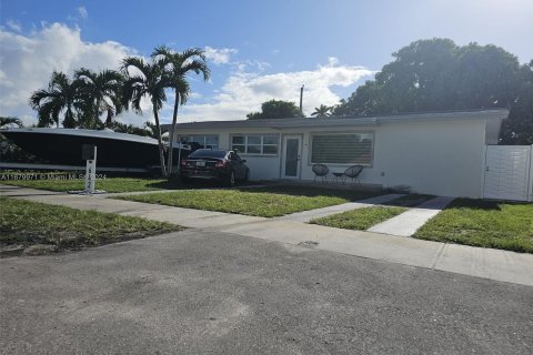 House in Hialeah, Florida 3 bedrooms, 113.34 sq.m. № 1409368 - photo 1