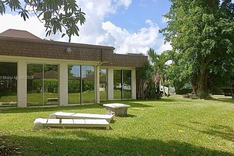 House in Tamarac, Florida 3 bedrooms, 179.95 sq.m. № 1029819 - photo 4