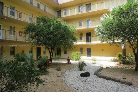 Condominio en venta en Lauderdale Lakes, Florida, 1 dormitorio, 69.49 m2 № 1268905 - foto 1