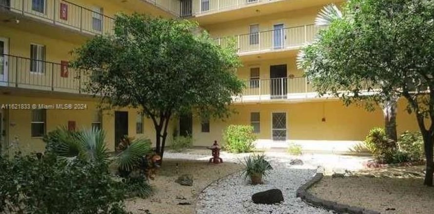 Condominio en Lauderdale Lakes, Florida, 1 dormitorio  № 1268905